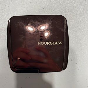 Hourglass ambient lighting powder